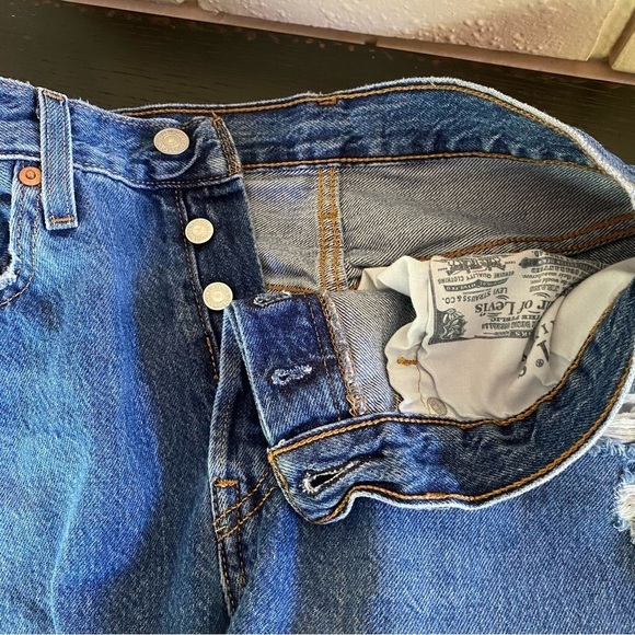 Levis 501 Straight Button Fly Jeans Womens Tag 28 X 28 Denim Distressed Med Wash - Picture 2 of 9